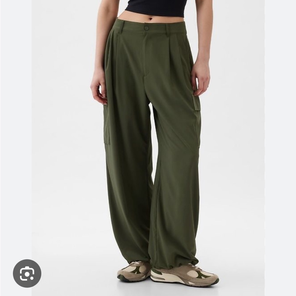 GAP Fit Dark High Rise Cargo Joggers